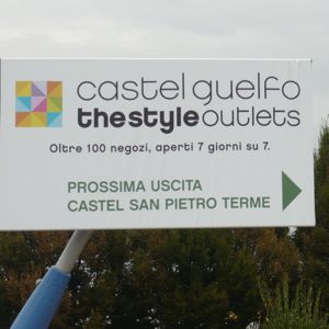  Outlet 
 Outlet in Aiguamurcia 
 Outlet Center